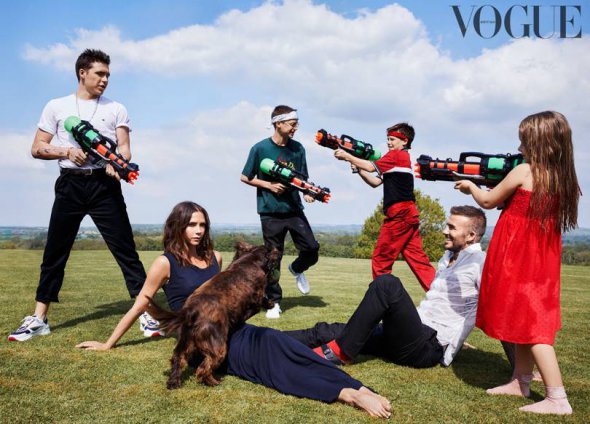 Головний редактор британського  Vogue Едуард Енніфул назвав Бекхемів "другою королівською родиною" Британії