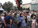 Сотні людей прийшли віддати шану бійцю