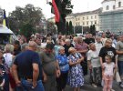 Сотни людей пришли почтить пам'ять бойца