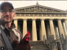 Американець Дейв Кокс подорожує світом зі своєю куркою