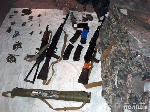 В Мариуполе полицейские изъяли схрон боевика с оружием, похищенным в Крыму