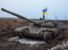 Украинский танк в капонире на войне в Донбассе