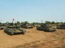 Танки Т-64 сухопутних військ та морської піхоти (лівий та правий ряд) і Т-80 десантно штурмових військ (і центрі)