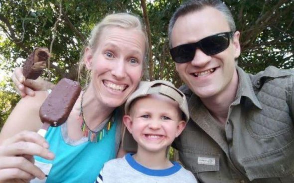 Зоологи Сэм и Кэти Уильямс вместе с сыном Финном. Мать с ребенком находятся в больнице после нападения жирафа