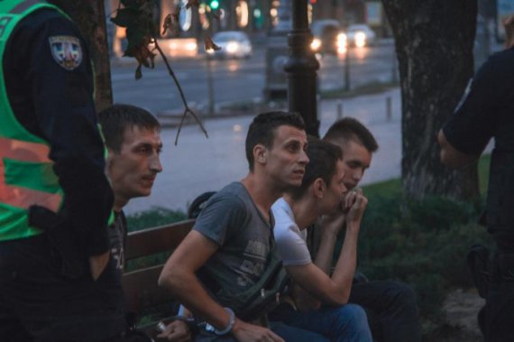 На Хрещатику в Києві   між двома компаніями   виникла бійка.  Унаслідок  22-річний чоловік отримав 3 ножових поранення у груди
