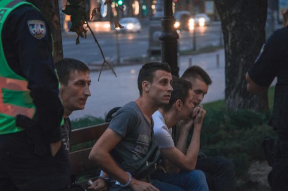 На Хрещатику в Києві між двома компаніями виникла бійка. Унаслідок 22-річний чоловік отримав 3 ножових поранення у груди