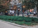 На Хрещатику в Києві   між двома компаніями   виникла бійка.  Унаслідок  22-річний чоловік отримав 3 ножових поранення у груди