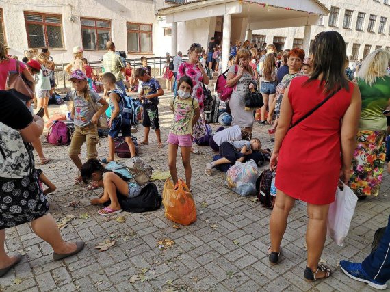Діти чекають на евакуацію з міста Армянська 5 вересня. Школярів із учителями відвезли до санаторіїв на Південному березі Криму. Дошкільнята поїхали з батьками