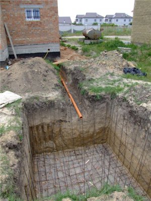 Вигрібна яма не повинна перевищувати трьох метрів завглибшки. Інакше асенізаційне обладнання не впорається з очищенням