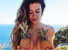 В Instagram з'явився новий флешмоб #pineappleboobs. Фото:  The Sun 