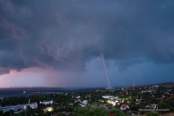 Потужна злива та смерчі паралізували Феодосію