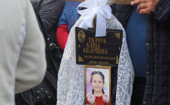 У селі Хрипаличі   на Волині  поховали 6-річну Аліну Ткачук. Дитина померла від серцевої недостатності на уроці фізкультури