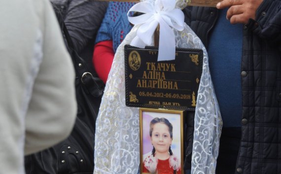 У селі Хрипаличі на Волині поховали 6-річну Аліну Ткачук. Дитина померла від серцевої недостатності на уроці фізкультури