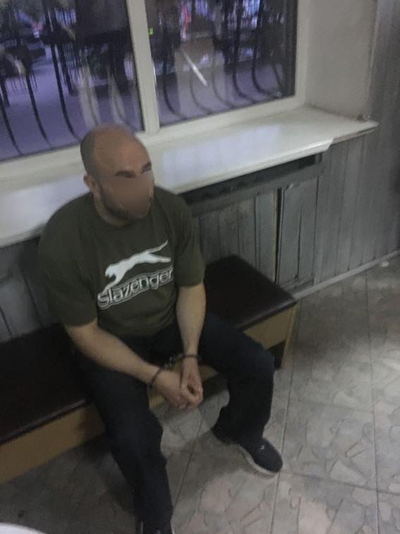 У Києві затримали 39-річного громадянина Йорданії. 10 років тому він був засуджений у Нідерландах за торгівлю наркотиками та збрєю. Весь цей час переховувався, його розшукував Інтерпол