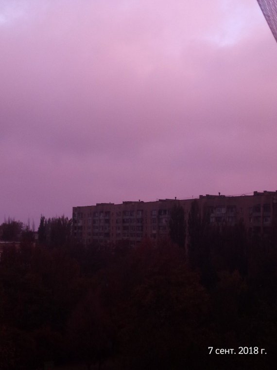 Небо над Армянськом, де сталася екологічна катастрофа. Фото: Twitter
