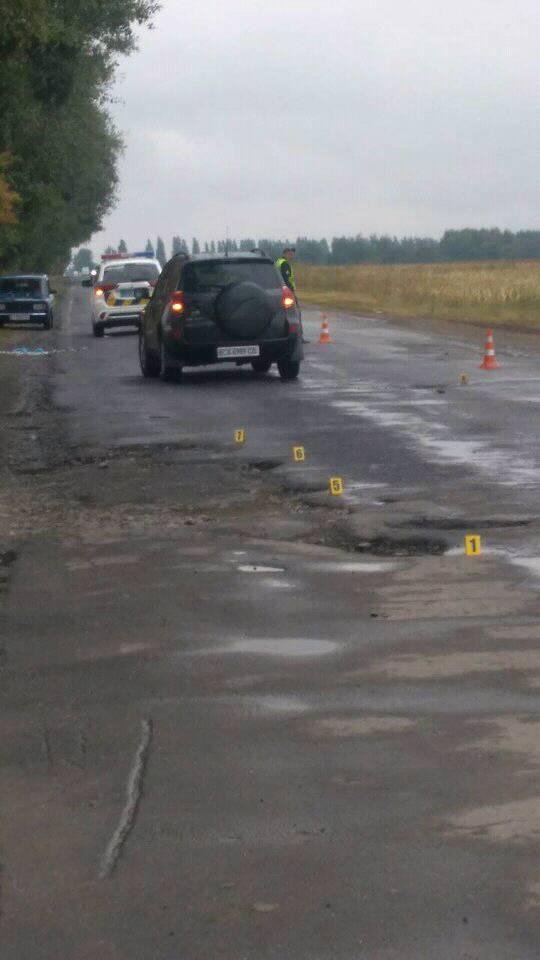 Водитель хотел объехать внедорожник впереди и попал в яму