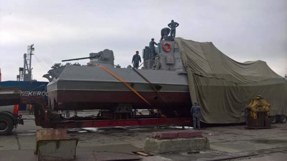 Малий броньований артилерійський катер в порту Бердянська