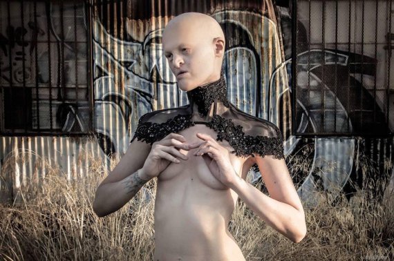 Провокаційна модель Мелані позує без одягу для відомого американського журналу моди