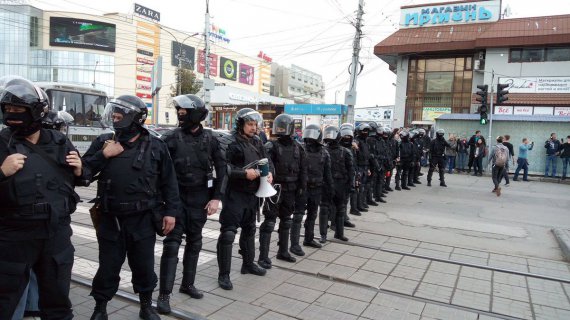 В Новосибирске людям не удалось прорвать ОМОН, часть митингующих ретировались, кто-то пошел дворами, на площадке перед цепью полиции народу практически не осталось. 