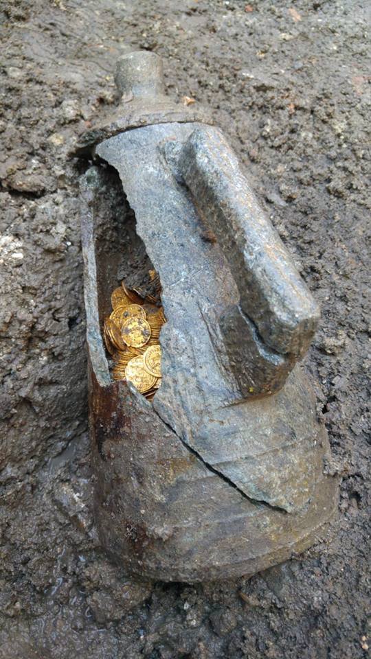 Строители нашли амфору с римскими золотыми монетами