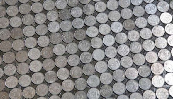 Учні Криворізької школи встелили підлогу монету номіналом 5 копійок