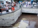 Сильна злива в Ялті затопила підвали, підземні переходи і порушила електропостачання в регіоні. До стелі затопило підземний перехід біля колишнього кінотеатру «Спартак»