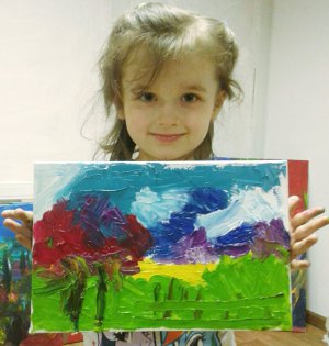 Анастасія Барчишена показує одну зі своїх картин. Вона почала малювати у два роки. Тричі на тиждень відвідує приватну художню школу, яку очолює її матір