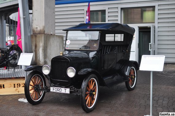 Ford T — перша модель у світі, яку виробляли на заводському конвеєрі