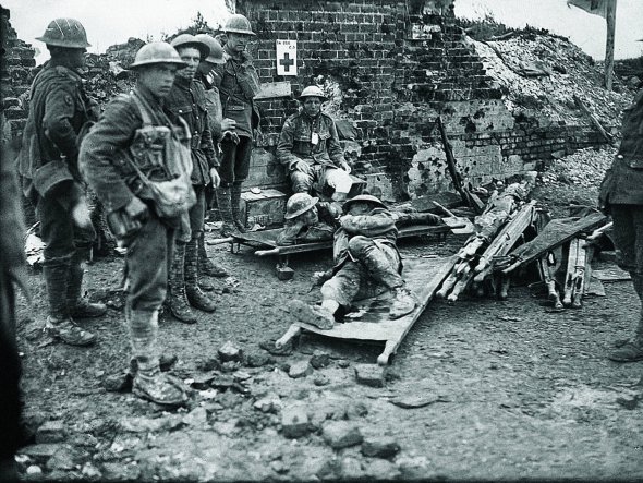 Канадські солдати в польовому госпіталі під час битви за ”висоту 70” біля міста Ланс у Франції. Билися за цю гору з німцями