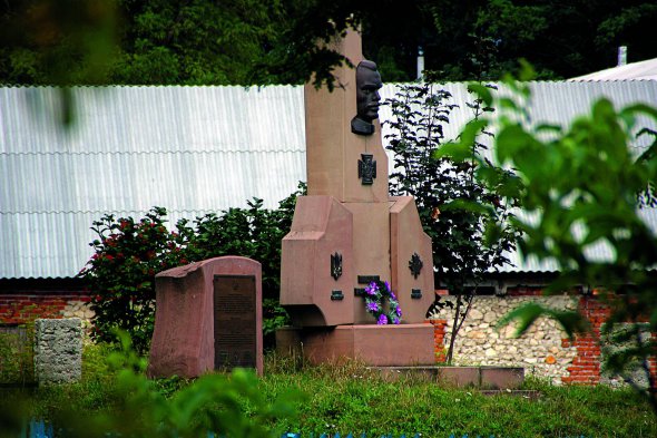 Пам’ятник Пилипу Коновалу в його рідному селі Кутківці Чемеровецького району на Хмельниччині встановили 2000 року