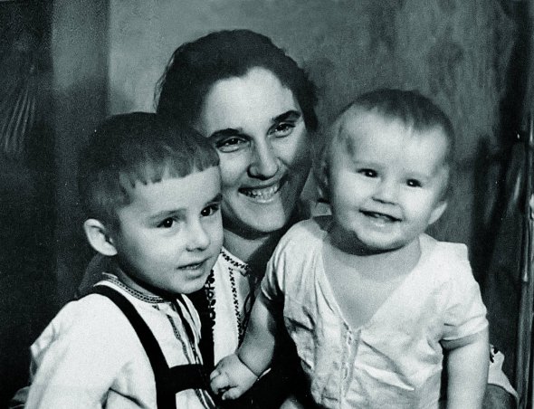 Лідія Орел тримає на руках своїх синів Івана (ліворуч) і Тараса. Фото зроблене в середині 1960-х. Зараз Іван – перекладач з англійської та італійської мов. Тарас був композитором і піаністом. Помер у березні 2017-го
