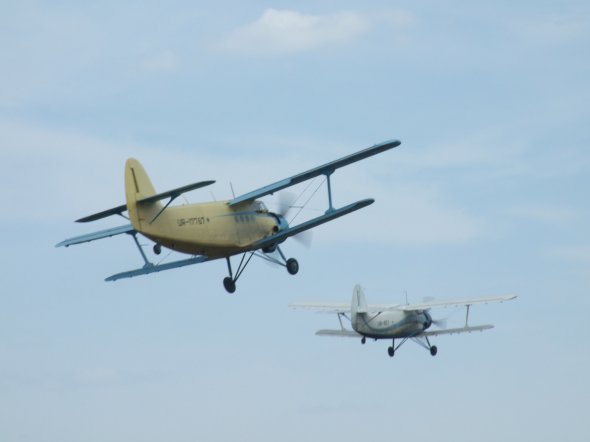 Ан-2, що ліг в основу АН-2-100,  занесений в Книгу рекордів Гіннесса,  як єдиний літак, який випускають понад 60 років. До сих пір Ан-2 є найбільшим в світі одномоторним біпланом.