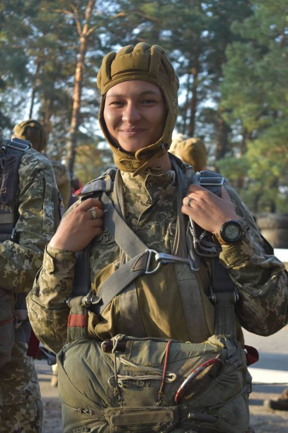 Молодша сержантка Яна дугарь, едична сестра одного з парашутно-десантних батальйонів 25 бригади ДШВ ЗСУ
