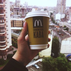 Во все украинские рестораны McDonald's теперь можно приходить с собственной чашкой. Фото: Tochka.net