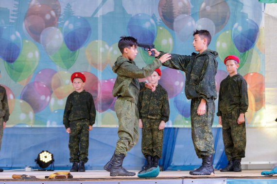 В оккупированном Россией Джанкое ко Дню города детей заставили разыгрывать сценки с насилием