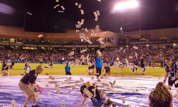 Деньги высыпали на поле с вертолета во время перерыва в футбольном матче в Лас-Вегасе