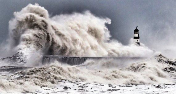 Огромная волна обрушилась на маяк в городке Сихем, графство Дарем. Фото Оуэн Хамфри победило в категории "Прибрежные взгляды"