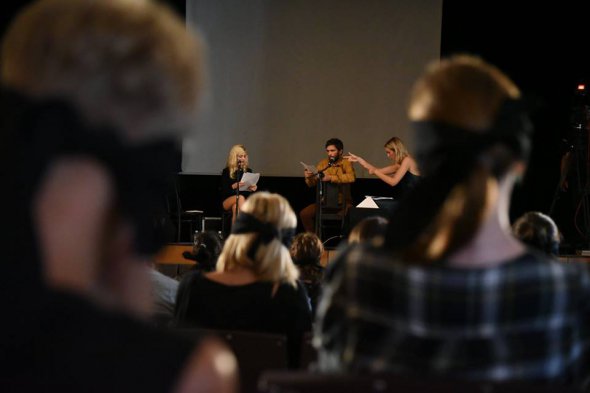 Актори грають аудіовиставу Народжуватися та помирати взутими» .