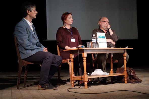 Олександр Бойченко, Катерина Калитко та Ігор Померанцев проводять дискусію про значення поезії.