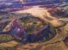 Итальянский фотограф Лука Микели сделал аэрофотоснимок покрытого травой кратера вулкана во время путешествия в Исландию. На изображении видно, как черная выжженная земля просматривается через траву