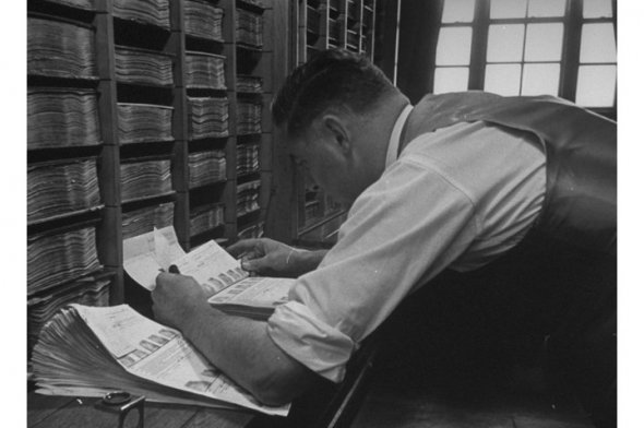Помощник в Бюро отпечатков пальцев Скотланд-Ярда проверяет набор отпечатков пальцев, 1946 год. В начале 20-го века в новом способе поиска преступников очень сомневались