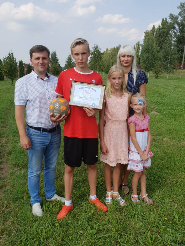 Олександр Омельчук разом з батьками та молодшими сестрами: 11-річною Вікторією та 6-річною Марією