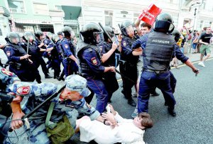 Під час мітингу проти збільшення пенсійного віку поліція з національною гвардією затримують протестувальників. Серед них є багато неповнолітніх і людей похилого віку. Загалом по всій Росії заарештували 1195 людей, за офіційними даними. 9 вересня 2018 року