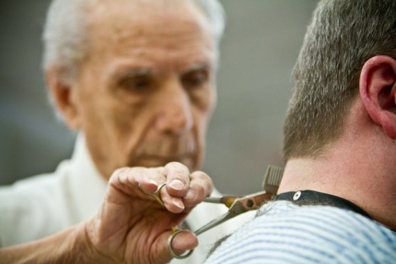 Энтони Манчинелли провел около парикмахерского кресла более 90 лет