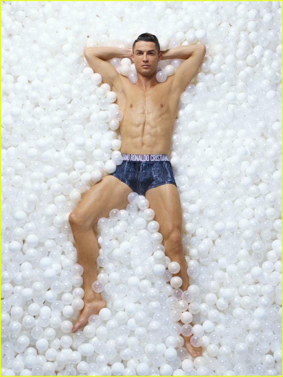 Кріштіану Роналду знявся в рекламі власного бренду. Фото: Justjared