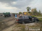 Поблизу Харкова водій Volkswagen влетів у зупинку громадського транспорту, на якій стояли люди. Одна жінка загинула, дві травмовані