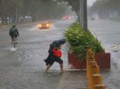 На Філіппінах вирує потужний тайфун "Мангхут"