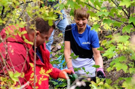 Президент Эстонии Керсти Кальюлайд убирала в городском парке в Днепре