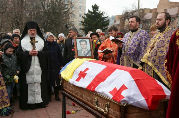 Гроб журналиста накрыли национальными флагами Грузии и Украины