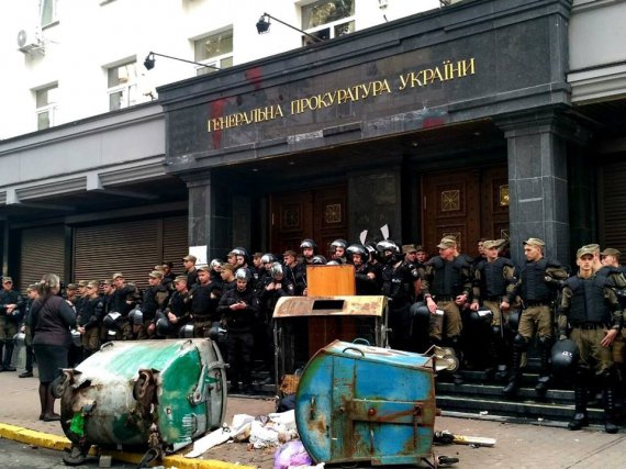 В результате столкновений между представителями националистических организаций и силовиками под зданием ГПУ в Киеве пострадали 7 полицейских